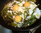 Foto del paso 2 de la receta: Espárragos trigueros revueltos con ajo y huevo