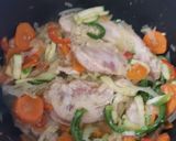 Foto del paso 2 de la receta: Pollo arvejado con puré