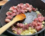 Une image de l'étape 10 de Sauté de porc aux champignons, carottes et tomates.