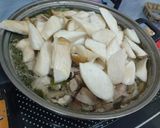 รูปขั้นตอนการทำที่ 3 ของ ต้มยำหมูใส่เห็ด