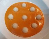Foto del paso 3 de la receta: Salmorejo con esferas de melón y almendras crocanti