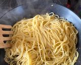 Foto langkah ke 3 dari resep Spaghetti Aglio E Olio.