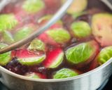 Hình bước làm 3 của món Canh Cải Brussels Củ Dền Tôm Khô