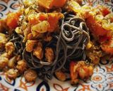 Foto del paso 6 de la receta: Spaghetti nero di seppia con salsa picante de calabaza y soja texturizada