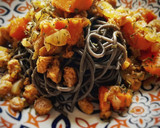 Foto del paso 6 de la receta: Spaghetti nero di seppia con salsa picante de calabaza y soja texturizada