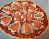 Foto del paso 3 de la receta: Pizza con salmón ahumado y gambas
