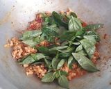 Foto langkah ke 3 dari resep Chicken Basil Thai.