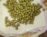 Foto del paso 2 de la receta: Tortilla de papa rellena de jamón queso y arvejas