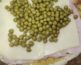 Foto del paso 2 de la receta: Tortilla de papa rellena de jamón queso y arvejas