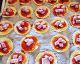 Foto del passaggio 2 della ricetta Pizzette dell'ultimo minuto con pasta sfoglia e base per pizza