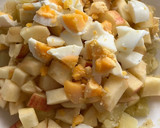 Foto del paso 11 de la receta: Ensalada alemana (kartoffelsalat) con salchichas de queso ahumadas (Bockwurst)