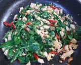 รูปขั้นตอนการทำที่ 3 ของ ไก่ผัดโหระพาใส่ไข่