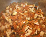 Foto del paso 4 de la receta: Arroz Integral con Shimejil blanco y ajo negro