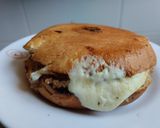Foto del paso 6 de la receta: Sándwich🥯de cebolla🧅y tocineta🥞 caramelizada🥓con queso🧀en pan de almojábana🥯