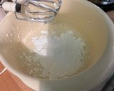 Une image de l'étape 6 de Gâteau au skyr abricots et groseilles (sucre glace et levure).