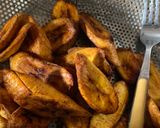 A picture of step 2 of Fried plantains, scrambled eggs & bread 🍞.