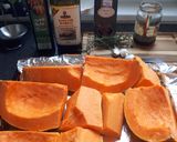 Fűszeres sütőtök camemberttel és gorgonzolával tálalva recept fázis 1 fotója