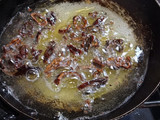 Crema de frijol y costra de quesillo con chapulines