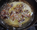 Foto del paso 3 de la receta: Crema de frijol y costra de quesillo con chapulines