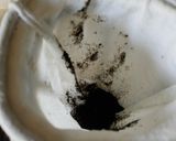 Foto del paso 2 de la receta: Café criollo colado en colador de tela