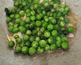 Foto langkah ke 2 dari resep Tumis Cumi Tomat Hijau.