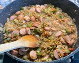Une image de l'étape 26 de Lentilles corail aux saucisses, légumes, pistaches et coriandre.