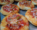 Foto langkah ke 5 dari resep Pizza mini yummy.