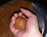 A picture of step 2 of Besan ke ladoo.