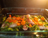 Foto del paso 5 de la receta: Pescadilla al horno con guisantes y cebolla