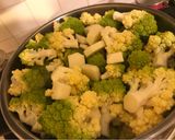 Foto del passaggio 1 della ricetta Vellutata di cavolo romanesco al profumo di timo con crostini di pane 🥖 enkir e olio evo