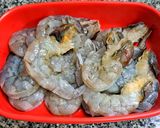 รูปขั้นตอนการทำที่ 1 ของ กุ้งผัดกระเทียมและเห็ดฟาง