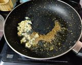 A picture of step 2 of Lehsooni palak.