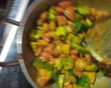 आलू शिमला मिर्च मटर की सब्जी (aloo shimla mirch matar ki sabzi recipe in Hindi) रेसिपी चरण 3 फोटो
