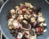 Gambar langkah 4 resipi Cendawan hitam masak sos tiram bersama ayam#fayekusairi.