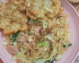 Foto langkah ke 6 dari resep Bihun Goreng Bakso Sosis.