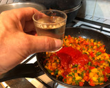 Foto del paso 5 de la receta: Bomba de calabacín relleno de verduras y pollo
