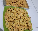 Foto langkah ke 2 dari resep Kue semprit mawar keju.
