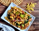 Foto langkah ke 6 dari resep Tumis Fusili Sosis.