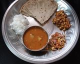 पांढरा पावटा भाजी,बटाटारस्सा आणी कांदा चाट (Pavta Bhaji Batata Rassa Kanda chat Recipe In Marathi) रेसिपी स्टेप 12 फोटो 