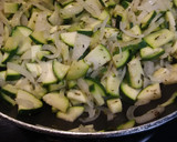 Foto del paso 4 de la receta: Revuelto de calabacín con chuletas de cerdo a la plancha