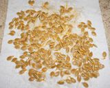 Foto del paso 2 de la receta: Vegetales asados con romero y semillas de zapallo kabosha