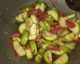Foto langkah ke 4 dari resep Tumis Terong Sosis.