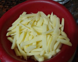 Foto del paso 3 de la receta: Pechuga de pollo rebozada y frita con papas fritas y ensalada