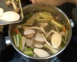 รูปขั้นตอนการทำที่ 4 ของ ต้มยำไข่เจียวหมูสับ ลองดูมั้ย แซ่บลืมแน่นอน