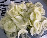 Une image de l'étape 2 de Salade de concombre et tomate à l’oignon rouge, yaourt et menthe.