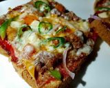 A picture of step 6 of Chicken tikka bread pizza 😋👍.
