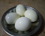 A picture of step 1 of Egg Pakorhay.