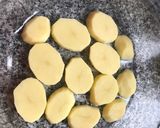 Foto del paso 1 de la receta: Muslos de pollo con patatas al horno