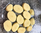 Foto del paso 1 de la receta: Muslos de pollo con patatas al horno