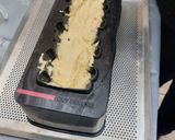 Une image de l'étape 6 de Cake aux éclats de caramel et fruits confits.